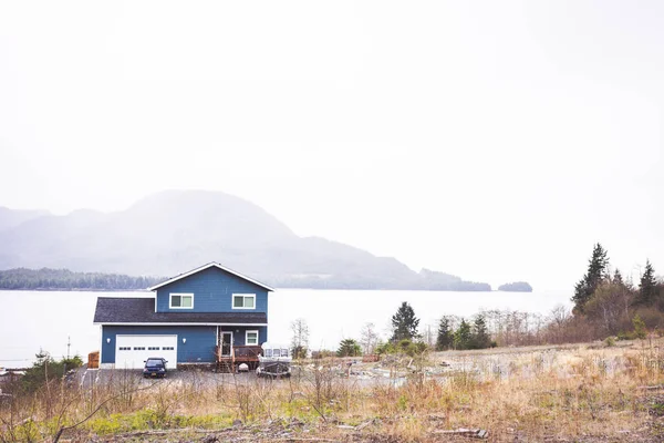 アラスカへの脱出、水辺の逃走の家 — ストック写真
