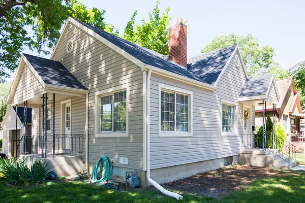 Güncelleştirilmiş siding ile tek aile ev