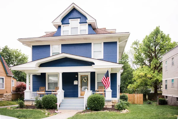 Исторический синий колониальный дом — стоковое фото