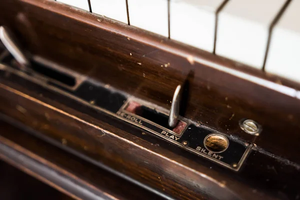 Alavancas e botões antigos para piano — Fotografia de Stock
