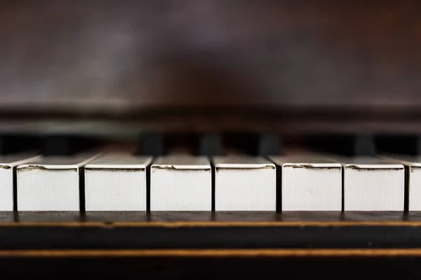 Vintage marrom madeira ereto piano chaves — Fotografia de Stock