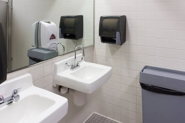 Weißes Porzellan in der öffentlichen Toilette — Stockfoto