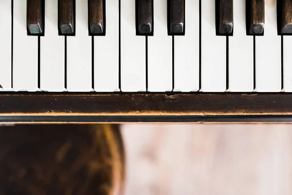 Vintage marrom madeira ereto piano chaves — Fotografia de Stock