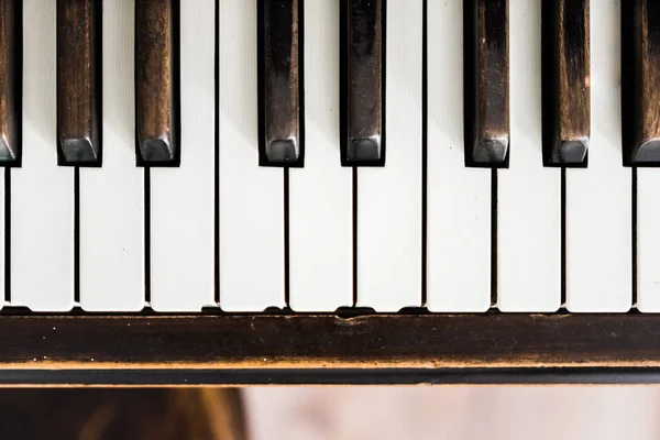 Vintage marrom madeira ereto piano chaves — Fotografia de Stock