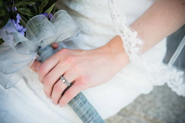 Обручальное кольцо невесты в день свадьбы — стоковое фото