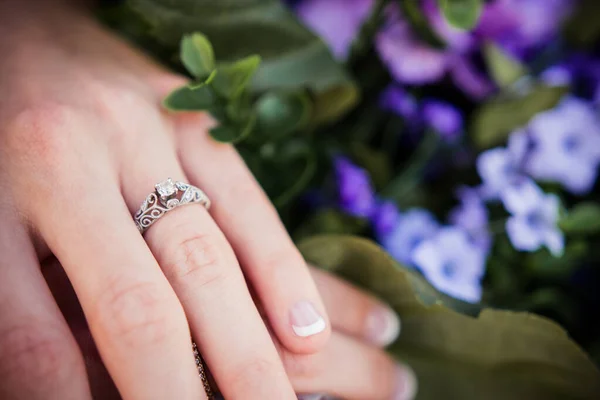 Традиционное обручальное кольцо с фиолетовым букетом — стоковое фото