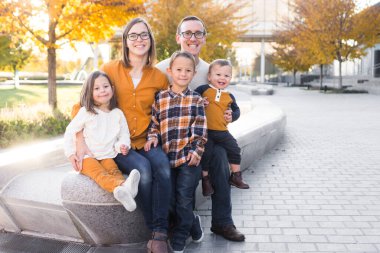 Sonbahar Renkli Park 'ta beş kişilik genç bir aile portre çektirdi.