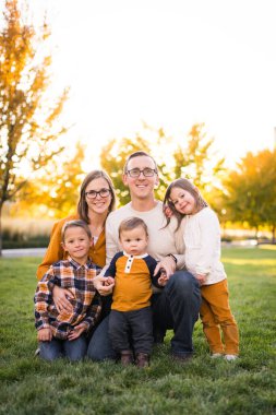 Sonbahar Renkli Park 'ta beş kişilik genç bir aile portre çektirdi.