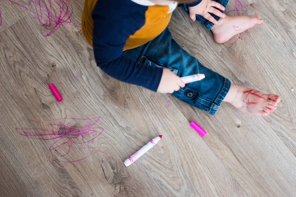Little Boy Scribbles Marker Washable Waterproof Luxuty Vinyl Flooring — Stock Photo, Image