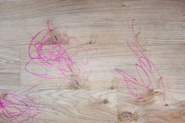 İşaretler yıkanabilir su geçirmez, lüks vinil döşeme üzerine boyanmış.