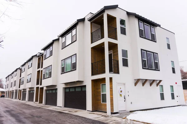 Çağdaş apartmanın sokak manzarası