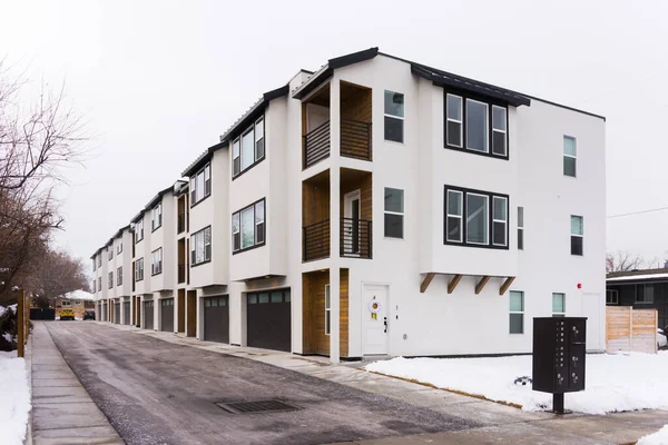 Straßenblick Auf Zeitgenössische Wohnung Oder Eigentumswohnung — Stockfoto