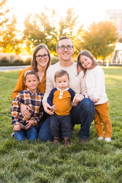 Sonbahar Renkli Park 'ta beş kişilik genç bir aile portre çektirdi.