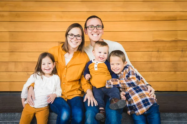 Genç beyaz aile aile aile aile portresi için birbirine sokulur.