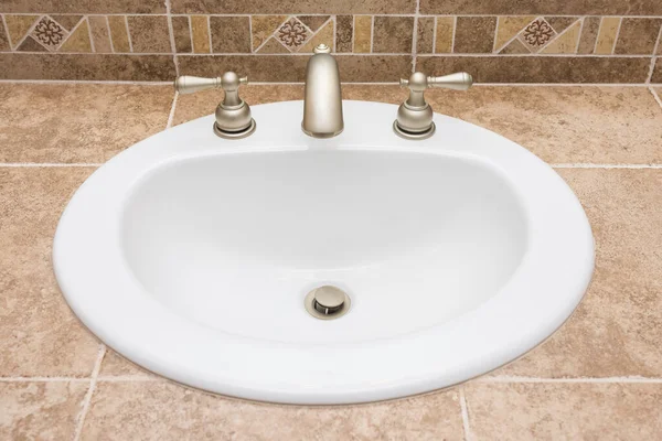 White Porcelain Drop Sink Tiled Bathroom Vanity — Stock Photo, Image