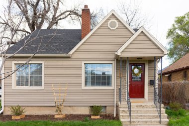 Bej kaplama üzerinde parlak kırmızı kapı; basit ev ön ön ön kapı