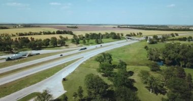 Nebraska kırsal kesiminde kırsal otobanın havadan görüntüsü