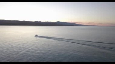 Günbatımında Utah 'ta Bear Gölü manzaralı suda motorlu tekne görüntüsü.
