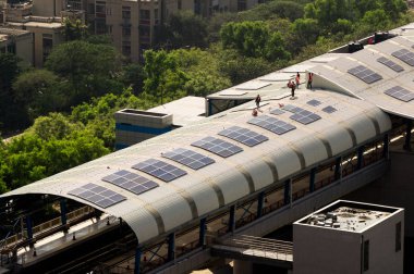 Delhi metro istasyonu'na güneş panelleri yüklü ile hava atış 