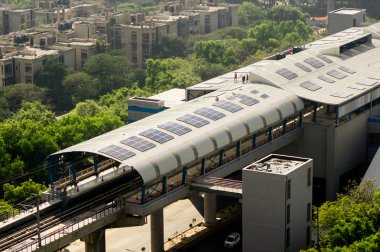 Delhi metro istasyonu'na güneş panelleri yüklü ile hava atış 