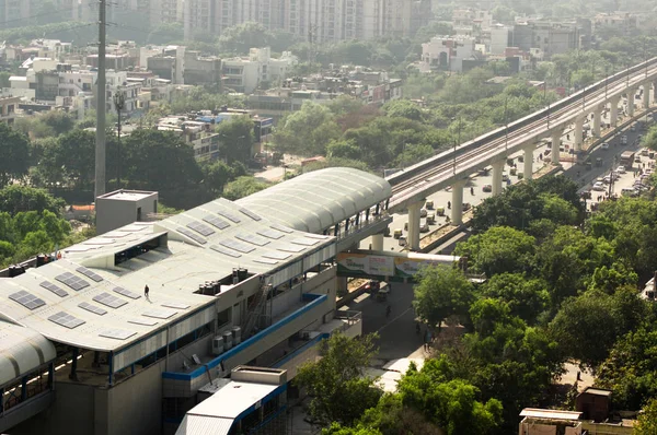 Повітряний постріл Делі станція метро з сонячними батареями встановлені — стокове фото