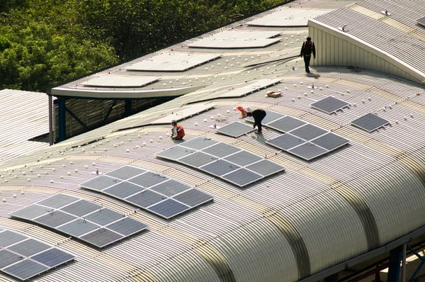 Panele słoneczne są zainstalowane na dachu stacji metra delhi — Zdjęcie stockowe