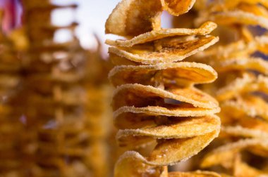 Patates sarmal veya kasırga düşük alan derinliği ile ateş şiş üzerinde kızarmış 