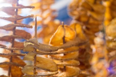 Patates sarmal veya kasırga düşük alan derinliği ile ateş şiş üzerinde kızarmış 