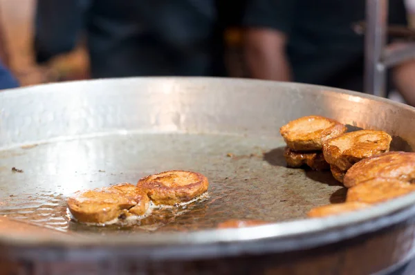 Lucknows famoso galouti kebab ser frito en una sartén — Foto de Stock