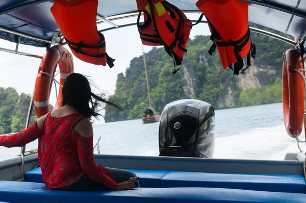 Mujer india joven en vestido rojo mirando desde un barco —  Fotos de Stock