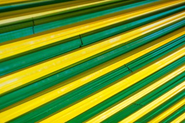 Bir olay süslemek için kullanılan sarı yeşil kumaş perdeler