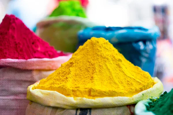 Holi Hint Festivali için torbalarda kazıklı gulal renk