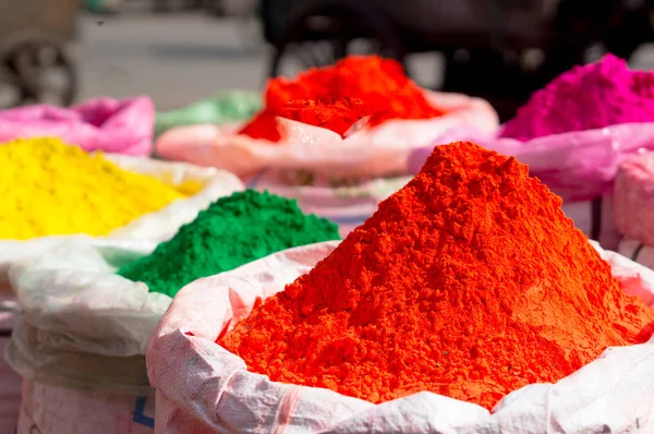 Kolorowy gulal proszku w Worki jutowe, gotowy do sprzedaży na Hinduskie Indyjski festiwalu Holi — Zdjęcie stockowe