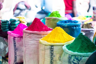 Holi Hint Festivali için torbalarda kazıklı gulal renk