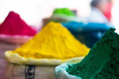 Holi Hint Festivali için torbalarda kazıklı gulal renk