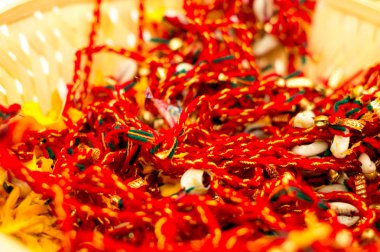 Koruma için bilek üzerinde bağlı olarak kırmızı sarı kutsal hindu konu 