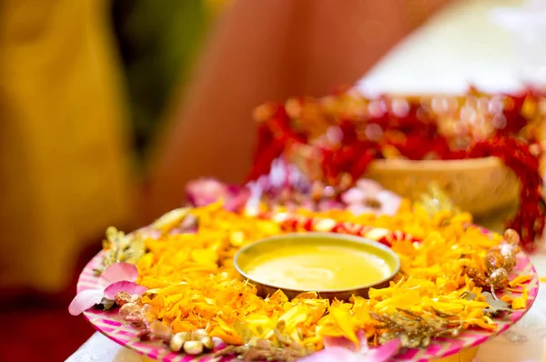 Traditionele Haldi kurkuma gehouden op een bord bloem voor de hindoe huwelijksceremonie — Stockfoto