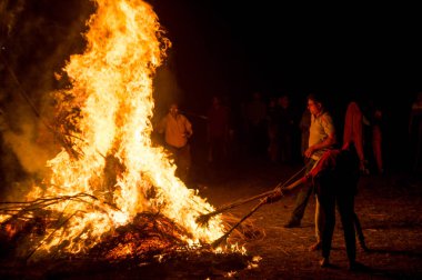 Toplama insanlar pişmiş tahıl ve geleneksel bayram lohri şenlik ateşi Türkiye kömür 