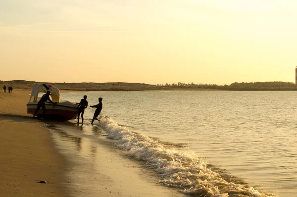구자라트 해변에서 바다 관광 낚시 보트를 추진 하는 남자의 실루엣 — 스톡 사진