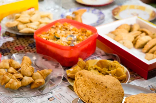 Mix of north indian snacks on the table in home — Stock Photo, Image