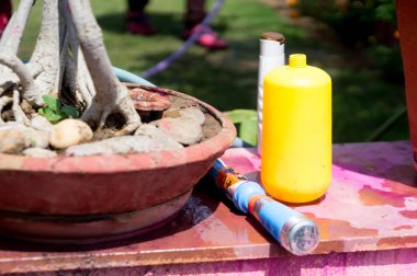Holi Festivali bir renk splashed katta şişe su pompası, ayarla