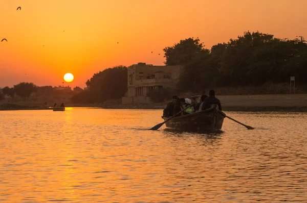 Jízda lodí po setmění v roky Sagar Lake Jaisalmer — Stock fotografie