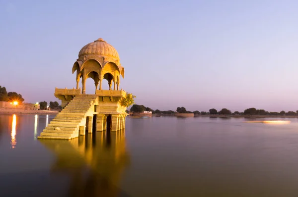 Chattri cúpula com passos tiro ao entardecer com reflexões em gadi sagar lago jaisalmer — Fotografia de Stock