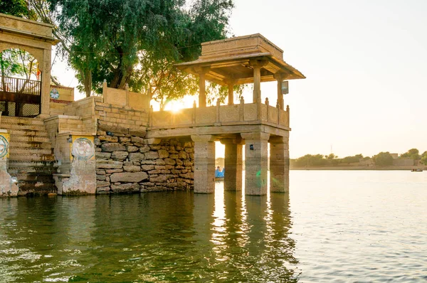 Central island park with sandstone buildings and trees growing at gadi sagar jaisalmer — Stock Photo, Image