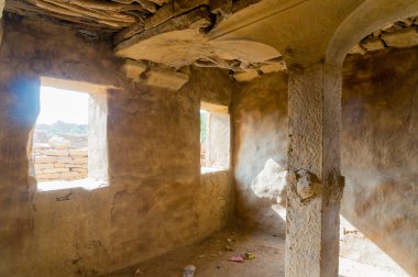 Kumbalgarh Jaisalmer'de yıkık bir taş binanın içinde 
