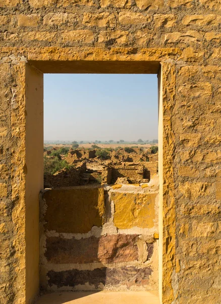 Porta de pedra arruinada que leva às ruínas assombradas de Kumbalgarh jaisalmer Índia — Fotografia de Stock