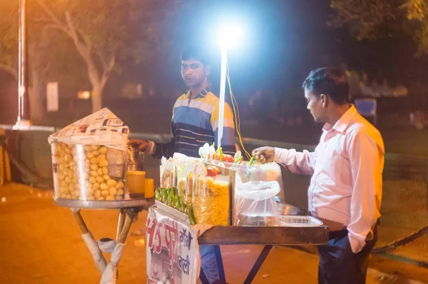 Πωλητές τροφίμων δρόμου κοντά στην πύλη της Ινδίας Δελχί το βράδυ — Φωτογραφία Αρχείου