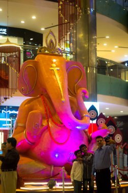 Alışveriş merkezinde Ganesha Hindu tanrısının devasa heykeli