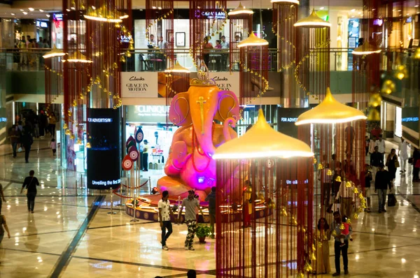 Massive statue of Ganesha hindu god in shopping mall — Stock Photo, Image