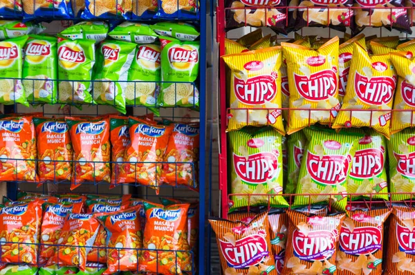 Embalaje colorido de las mejores marcas de chips FMCG en tiendas minoristas indias —  Fotos de Stock